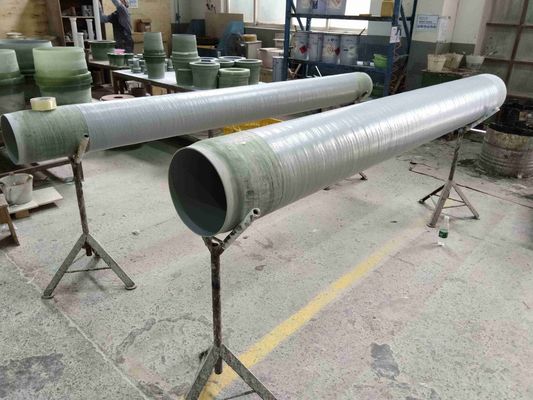 Soldadura de traseira de tubos de fibra de vidro de grande diâmetro para instalações químicas